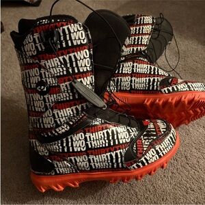 ThirtyTwo Women's Black and Red Snow Boots